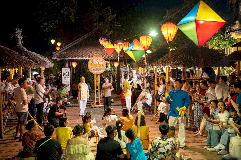 Experience Bai Choi game with locals and other travelers (Source: Internet)